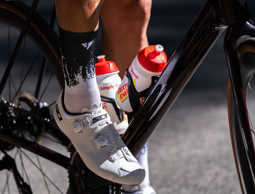 endurance athlete eating energy gel sports nutrition timing