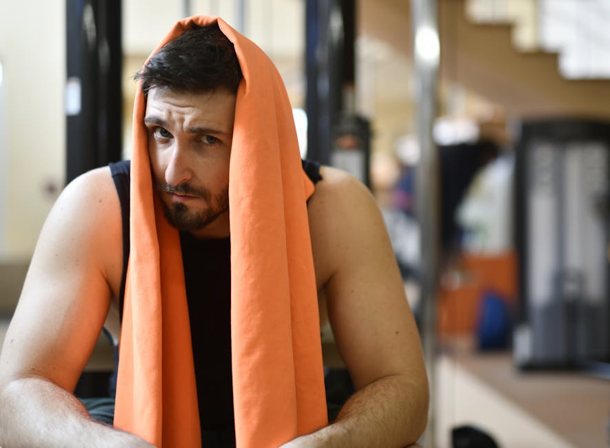 athlete using cold towel recovery between exercises gym