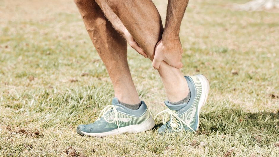 athlete running shoes calf muscle fatigue