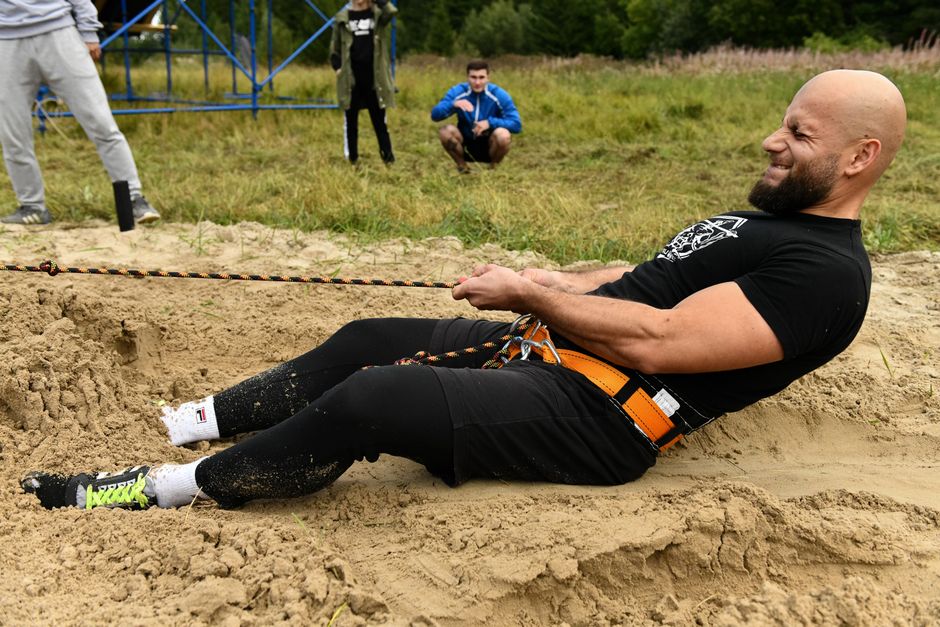 athlete sled pull rope kinetic chain hips