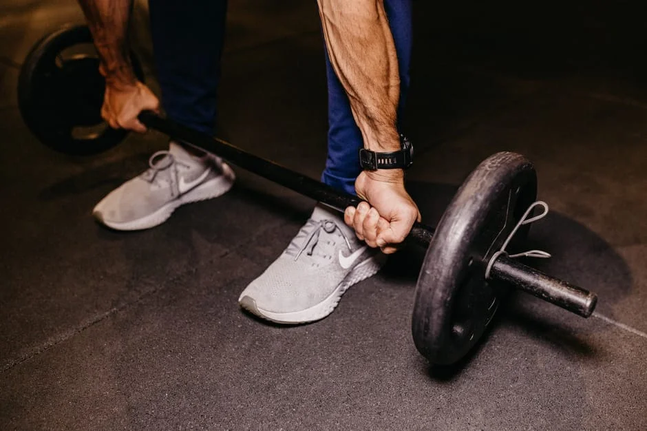 Wpływ pozycji dłoni na grip strength podczas progresywnego zmęczenia w HYROX – dlaczego 75% uczestników traci chwyt po 4. stacji i jak trenować siłę palców specyficznie pod wielokrotne przenoszenie ci