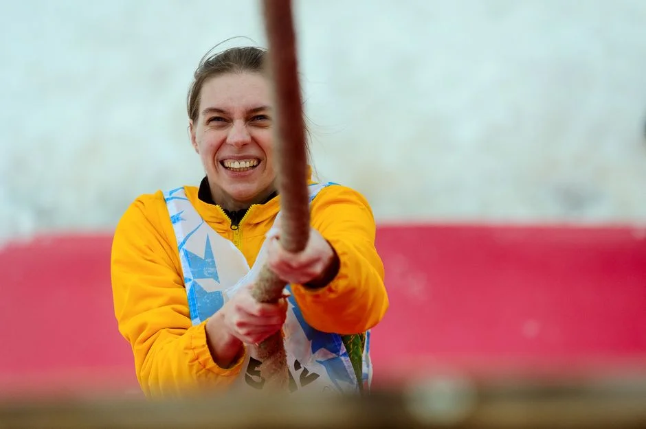 Wpływ pozycji nadgarstków podczas Sled Pull w HYROX na przenoszenie siły przez łańcuch kinetyczny ramion – dlaczego 80% uczestników blokuje stawy promieniowo-nadgarstkowe w wyproście i traci 25% siły 