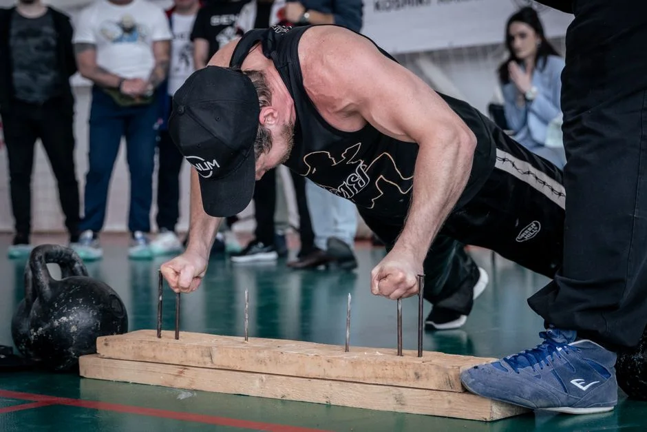 Wpływ temperatury podłoża podczas Sled Push w HYROX na tarcie i taktykę rozłożenia sił – dlaczego 80% uczestników nie adaptuje tempa do nawierzchni hali i traci 20% mocy napędowej w drugiej połowie dy
