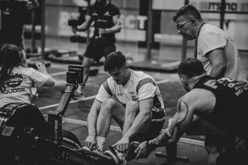 Wpływ pozycji łokci podczas Rowing w HYROX na aktywację mięśni najszerszych grzbietu i przenoszenie siły przez łańcuch kinetyczny – dlaczego 80% uczestników kończy ciąg ramionami zamiast plecami i tra