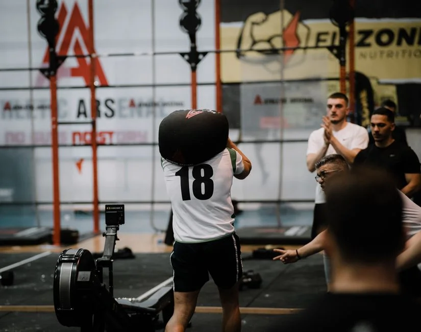 Wpływ tempa zejścia w Sandbag Lunges w HYROX na zużycie ATP w fazie ekscentrycznej – dlaczego 80% uczestników opuszcza kolano za szybko i traci 30% kontroli mięśniowej po 30. powtórzeniu przez brak na