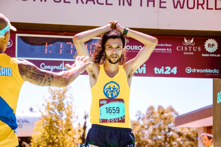 Temperatura ciała w HYROX – dlaczego przegrzanie po 4. stacji sabotuje Twój wynik i jak kontrolować termoregulację podczas 8 rund bez utraty tempa