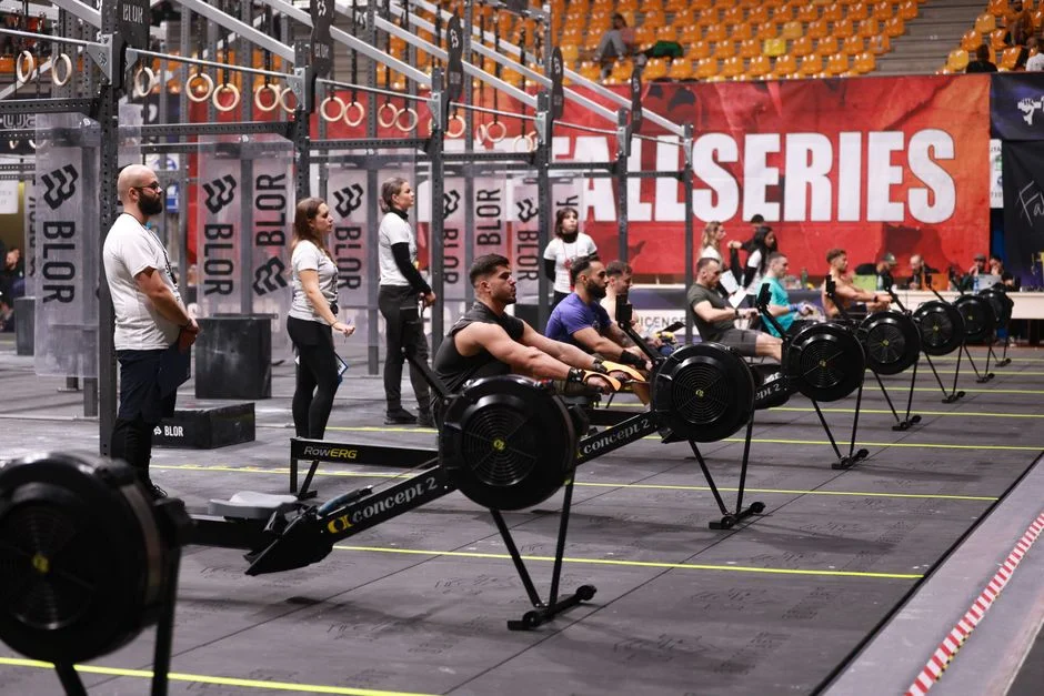 Rytm oddychania podczas Rowing w HYROX a wydajność w Sled Push – dlaczego 80% uczestników traci 20% mocy przez zły timing oddechu
