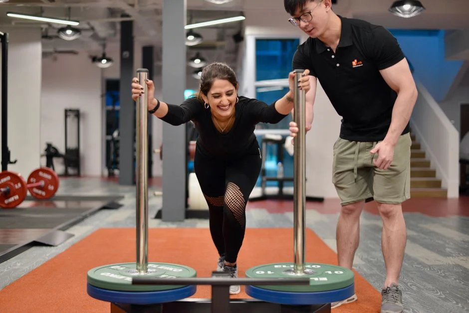 Wpływ długości kroku podczas Sled Push w HYROX na aktywację mięśni czworogłowych – dlaczego 80% uczestników robi za duże kroki po 25 metrach i traci 30% siły napędu w drugiej połowie dystansu