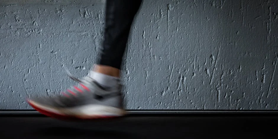 Wpływ długości kroku podczas przejścia z Farmer Carry na Running w HYROX na aktywację stabilizatorów kolana – dlaczego 80% uczestników robi pierwsze 200 metrów zbyt krótkimi krokami i traci 25% ekonom