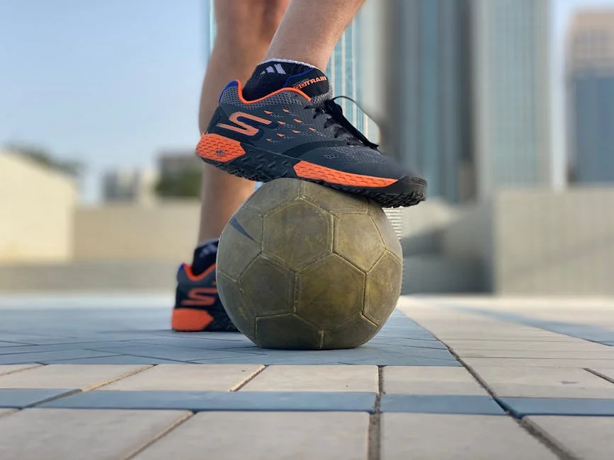 Wpływ pozycji stop podczas Wall Balls w HYROX na stabilność kostki i siłę wyskoku – dlaczego 80% uczestników źle ustawia szerokość stóp i traci 25% mocy z mięśni pośladkowych przez wszystkie 100 rzutó