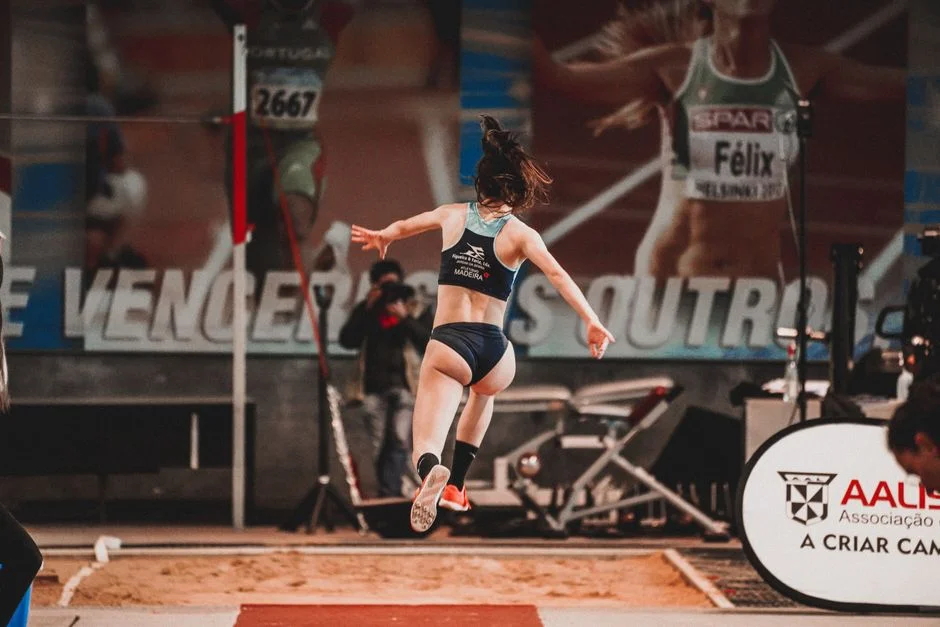 Wpływ pozycji stóp podczas lądowania po Burpee Broad Jumps w HYROX na obciążenie ścięgna Achillesa – dlaczego 80% uczestników absorbuje siłę uderzenia na piętę i traci 30% sprężystości w kolejnych pow