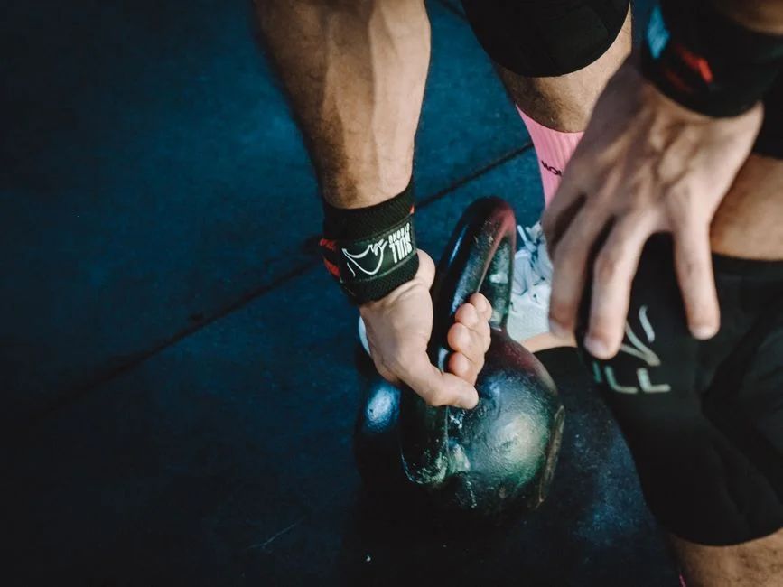 Wpływ pozycji paznokci podczas chwytu kettleball w Wall Balls HYROX na kontrolę rotacji nadgarstka – dlaczego 75% uczestników traci precyzję rzutu po 60. powtórzeniu przez mikrourazy w stawach śródręc