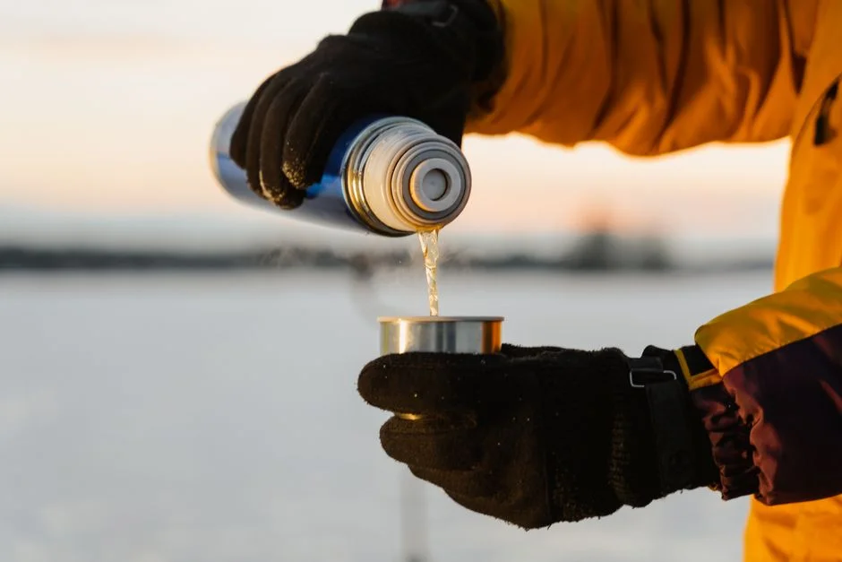 Wpływ temperatury wody pitnej na termoregulację organizmu podczas HYROX – dlaczego 70% uczestników pije zbyt zimną wodę między stacjami i sabotuje własną wydolność o 15%