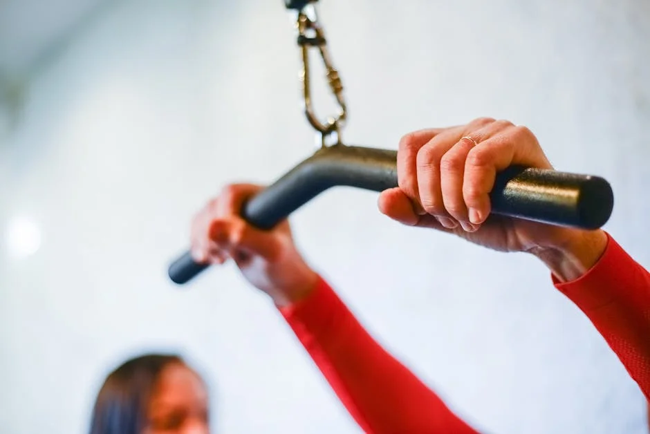 Wpływ pozycji kciuków na chwyt podczas Sled Pull w HYROX na siłę ciągu – dlaczego 70% uczestników trzyma linę w złej pozycji i traci 35% mocy z mięśni grzbietu przez wszystkie 50 metrów