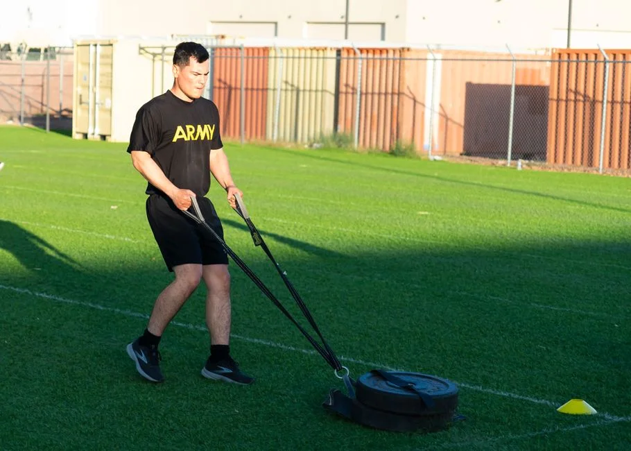 Rytm kroków podczas Sled Pull w HYROX a synchronizacja ramion i bioder – dlaczego 80% uczestników traci 30% siły ciągu po 25 metrach przez desynchronizację łańcucha kinetycznego